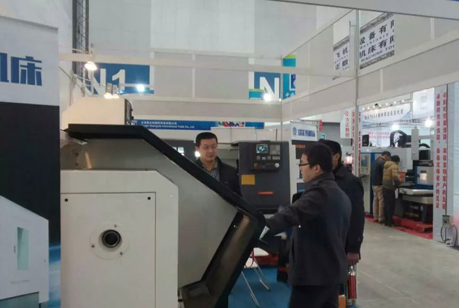 銷售經(jīng)理親自接待來訪展會攤位的數(shù)控機床意向客戶